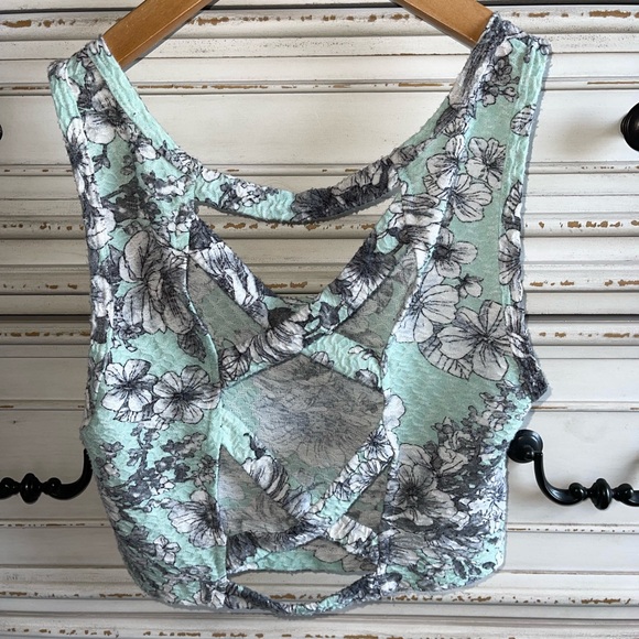🍭Crop top tank with crisscrossed back. Fits like a size Medium. - Picture 2 of 3